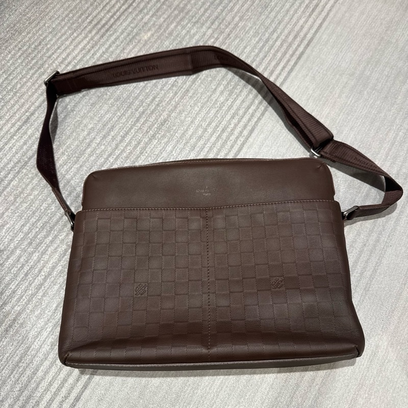 LV Louis Vuitton Damier Infini 深咖啡壓紋皮革斜背包 郵差包 男包-3