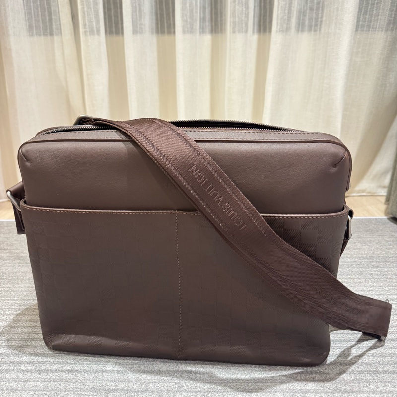 LV Louis Vuitton Damier Infini 深咖啡壓紋皮革斜背包 郵差包 男包-4