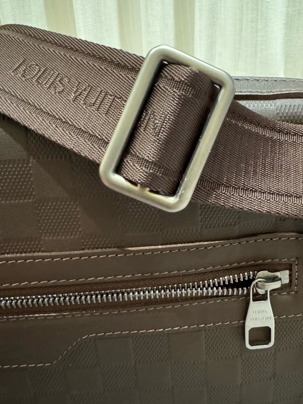 LV Louis Vuitton Damier Infini 深咖啡壓紋皮革斜背包 郵差包 男包-6