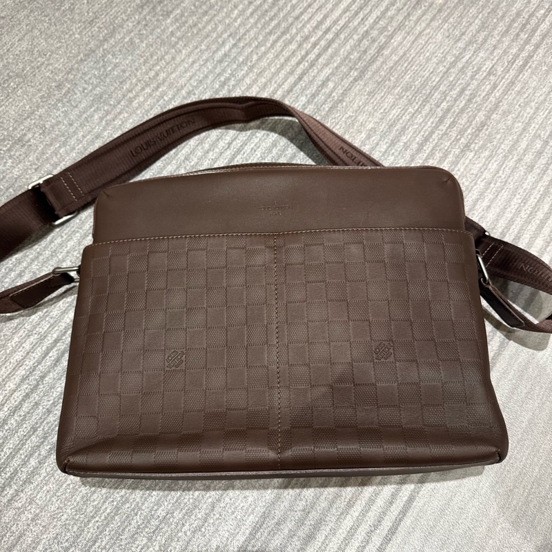 LV Louis Vuitton Damier Infini 深咖啡壓紋皮革斜背包 郵差包 男包-8