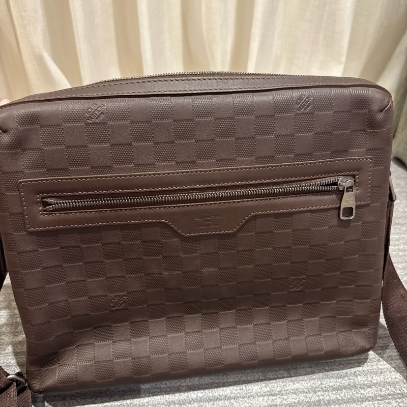 LV Louis Vuitton Damier Infini 深咖啡壓紋皮革斜背包 郵差包 男包-10