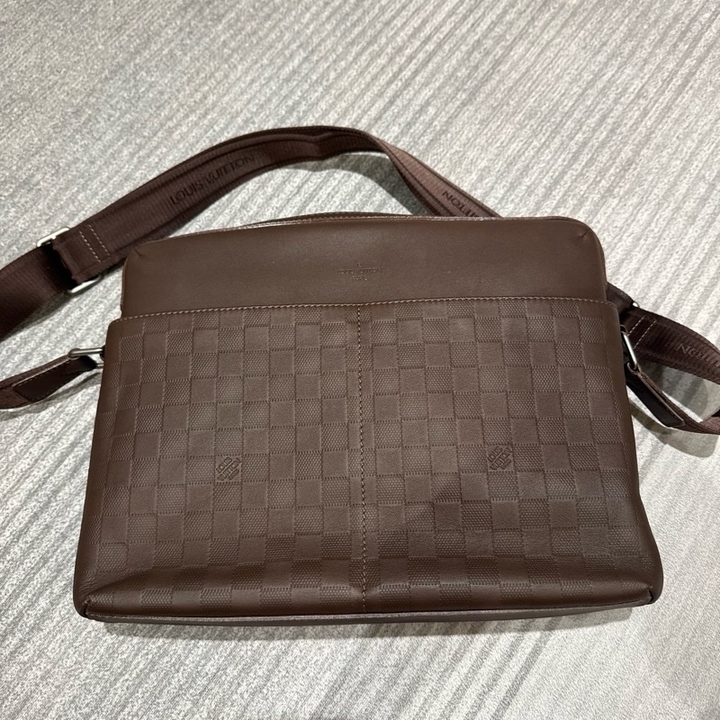 LV Louis Vuitton Damier Infini 深咖啡壓紋皮革斜背包 郵差包 男包-11