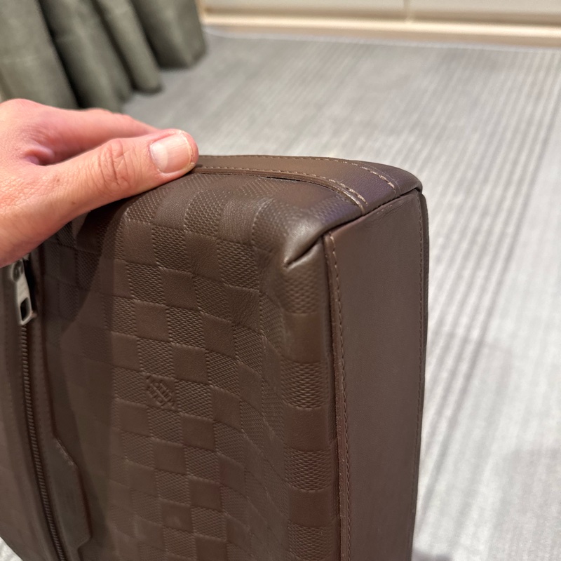 LV Louis Vuitton Damier Infini 深咖啡壓紋皮革斜背包 郵差包 男包-15