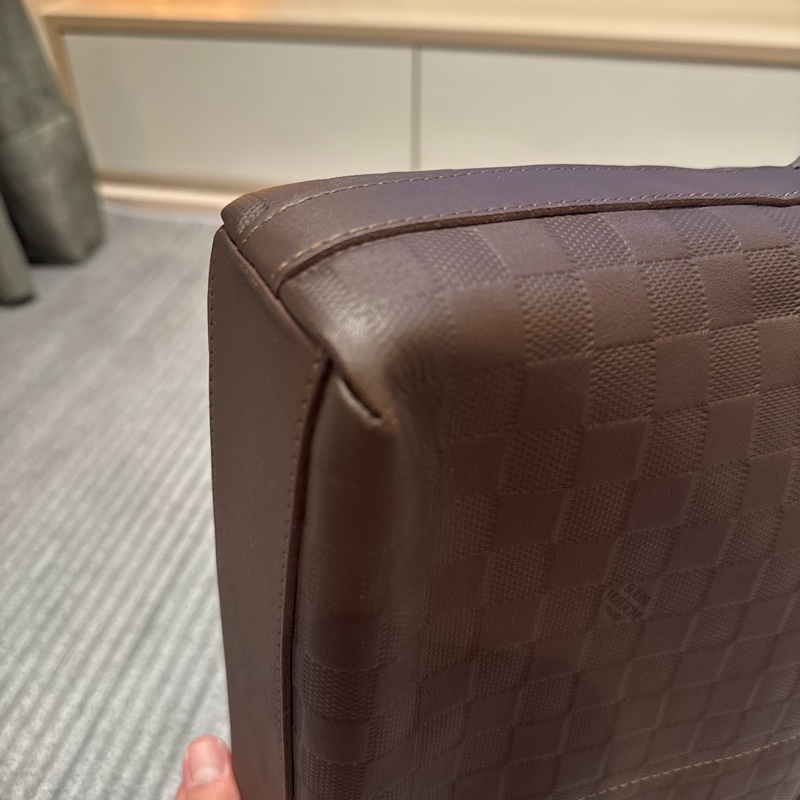 LV Louis Vuitton Damier Infini 深咖啡壓紋皮革斜背包 郵差包 男包-16