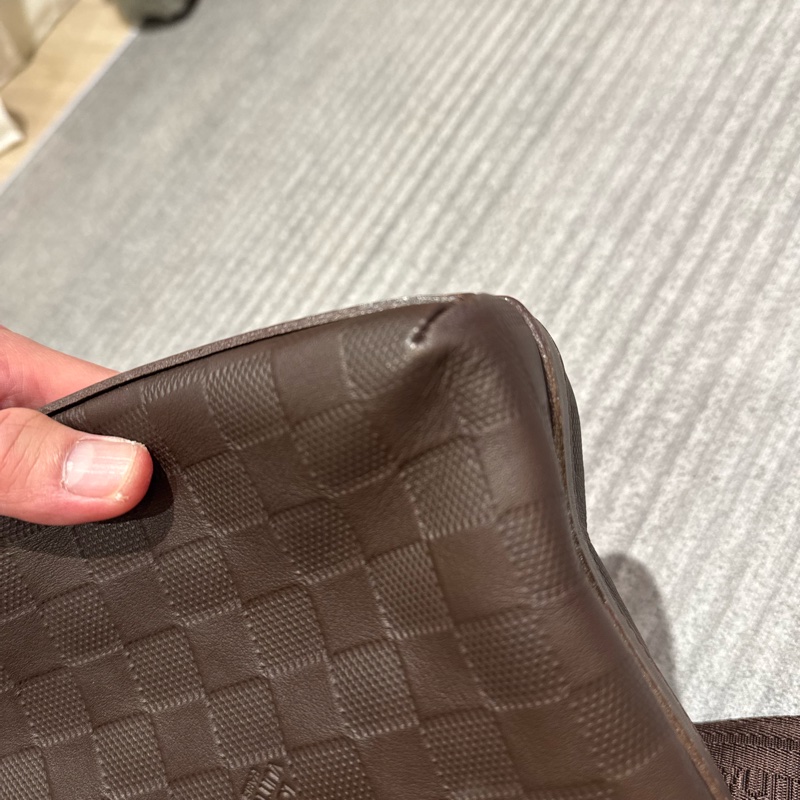 LV Louis Vuitton Damier Infini 深咖啡壓紋皮革斜背包 郵差包 男包-18
