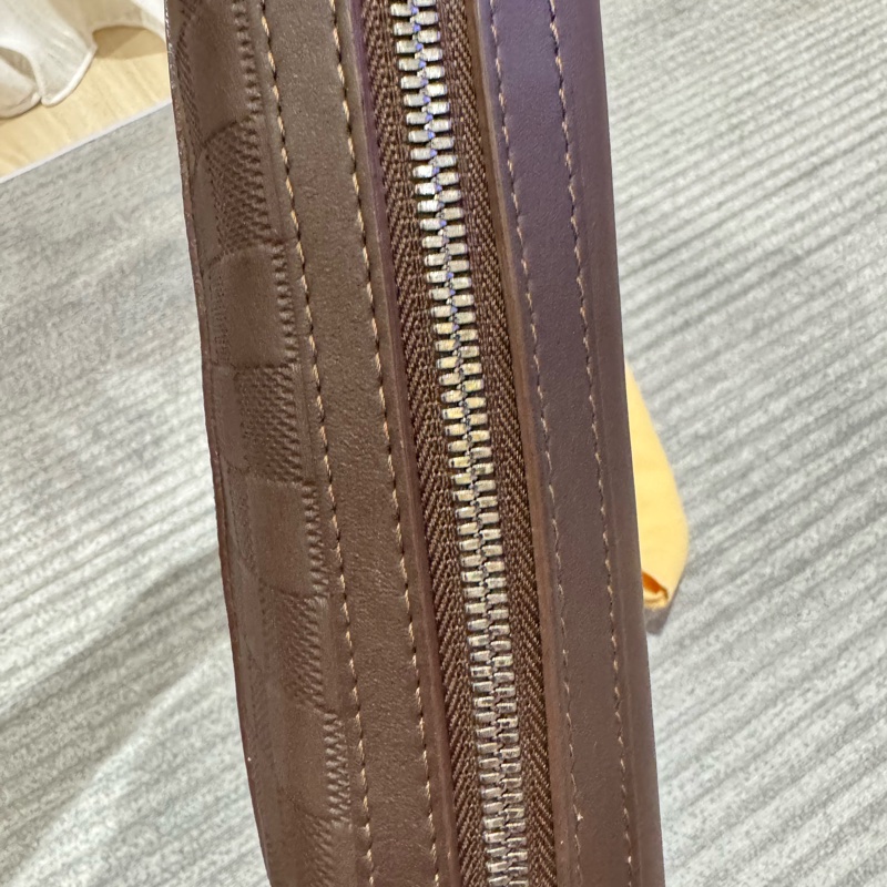 LV Louis Vuitton Damier Infini 深咖啡壓紋皮革斜背包 郵差包 男包-23