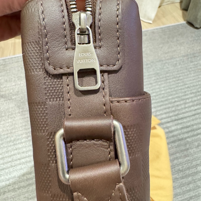 LV Louis Vuitton Damier Infini 深咖啡壓紋皮革斜背包 郵差包 男包-24