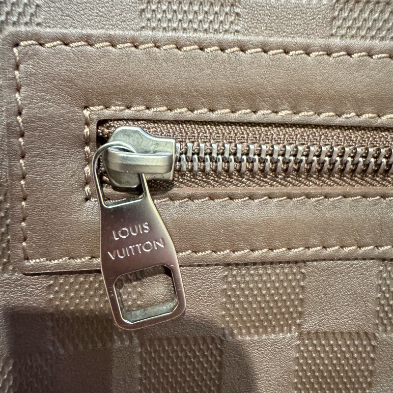 LV Louis Vuitton Damier Infini 深咖啡壓紋皮革斜背包 郵差包 男包-26