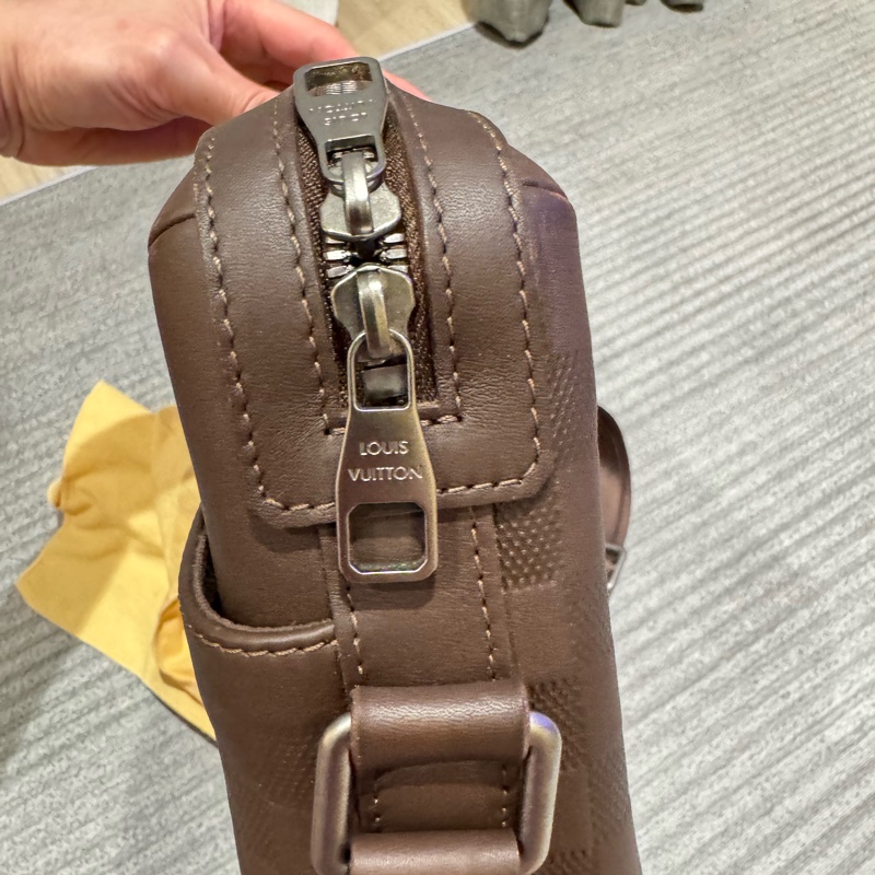 LV Louis Vuitton Damier Infini 深咖啡壓紋皮革斜背包 郵差包 男包-28
