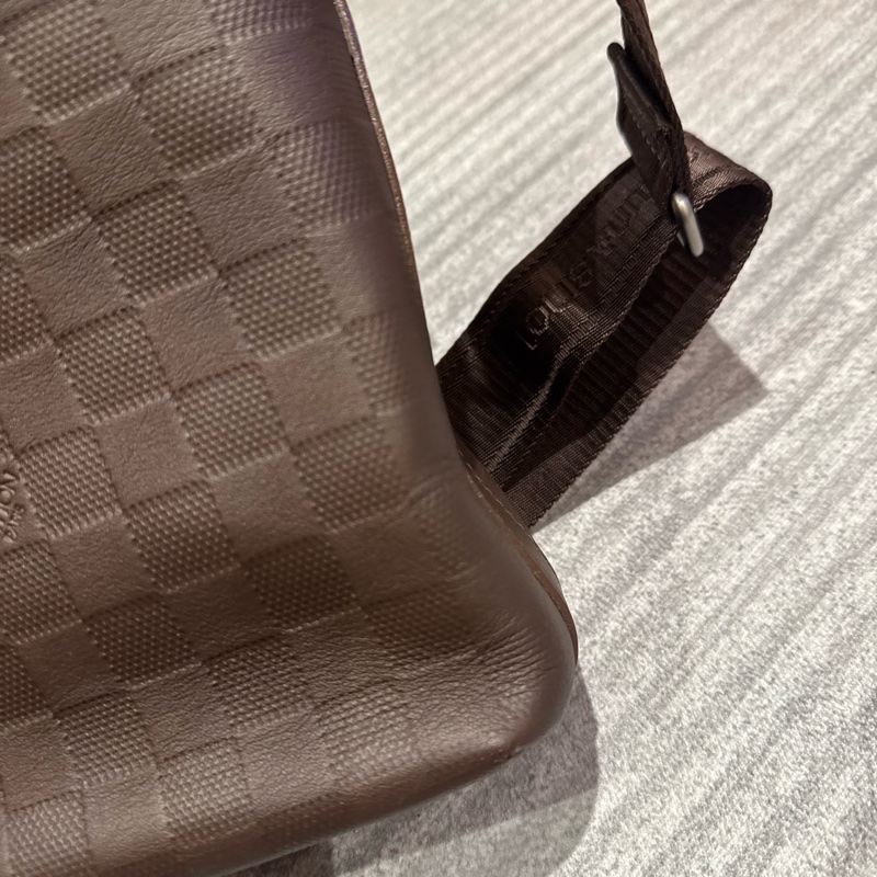 LV Louis Vuitton Damier Infini 深咖啡壓紋皮革斜背包 郵差包 男包-34