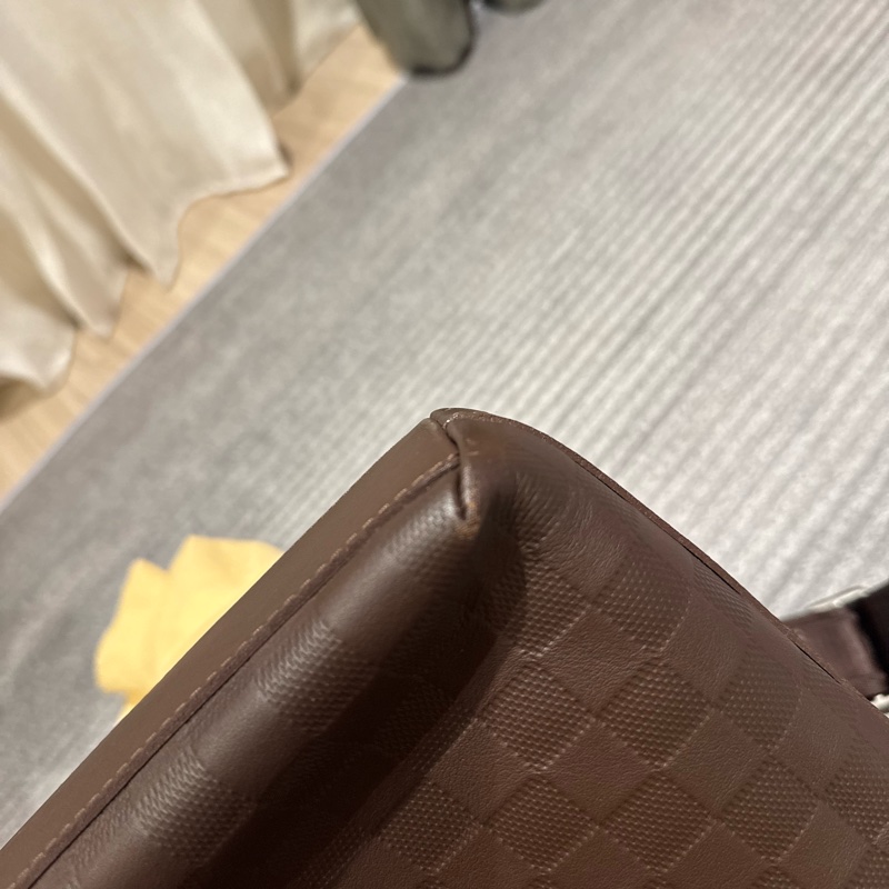 LV Louis Vuitton Damier Infini 深咖啡壓紋皮革斜背包 郵差包 男包-35