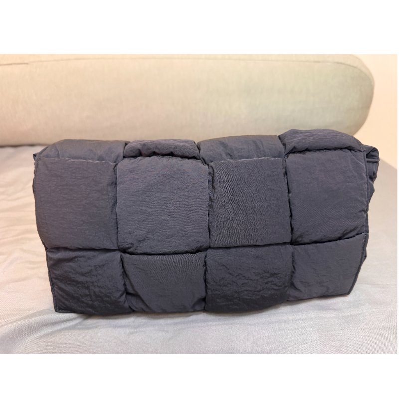 黑白馬小姐的斷捨離~BV Padded Cassette黑色枕頭包-2