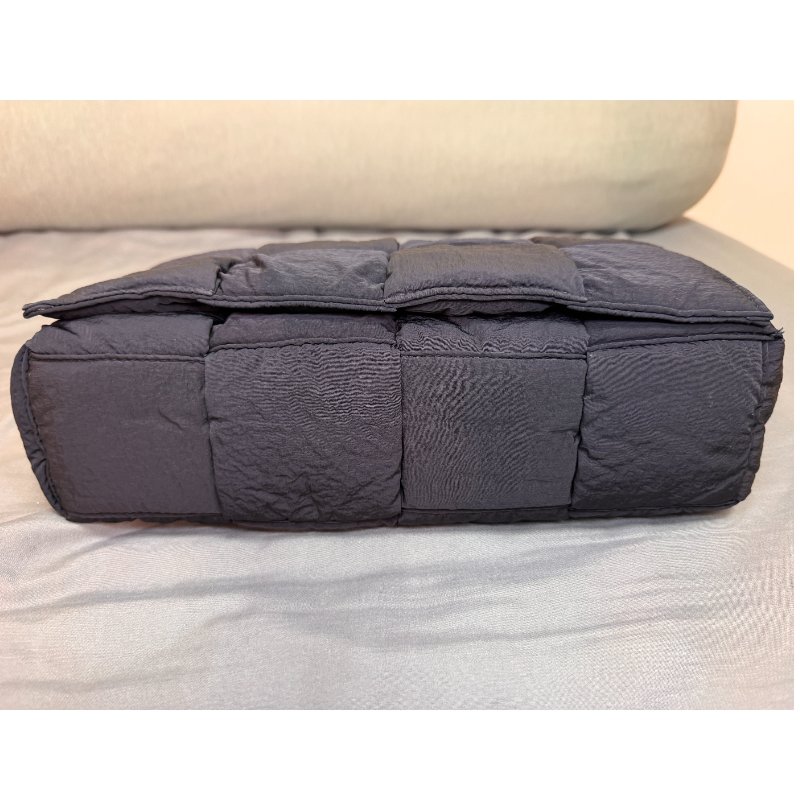 黑白馬小姐的斷捨離~BV Padded Cassette黑色枕頭包-6