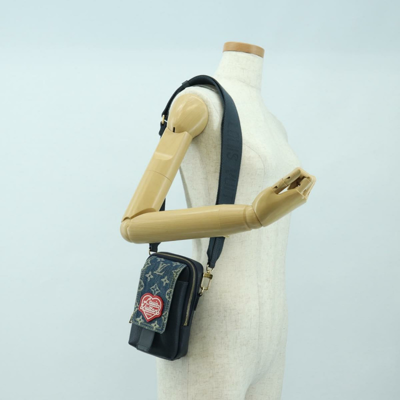 【日本直送】路易威登 (LOUIS VUITTON) 牛仔布 LVxNIGO 雙手機袋 藍色 M81060 正品 170550SM-22