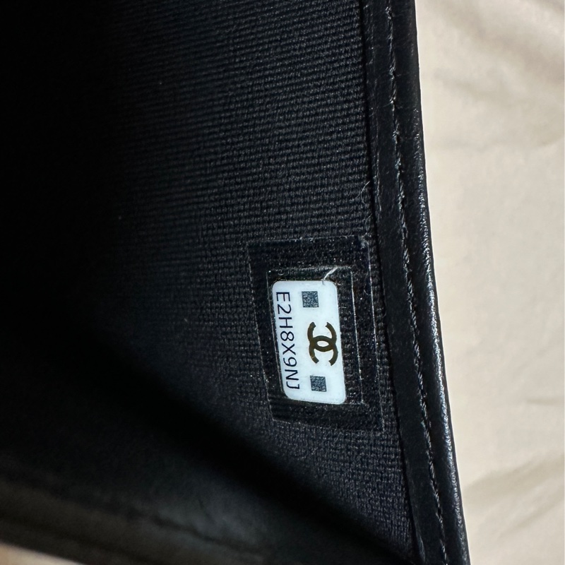 Chanel 黑色銀標牛皮三折中夾-1