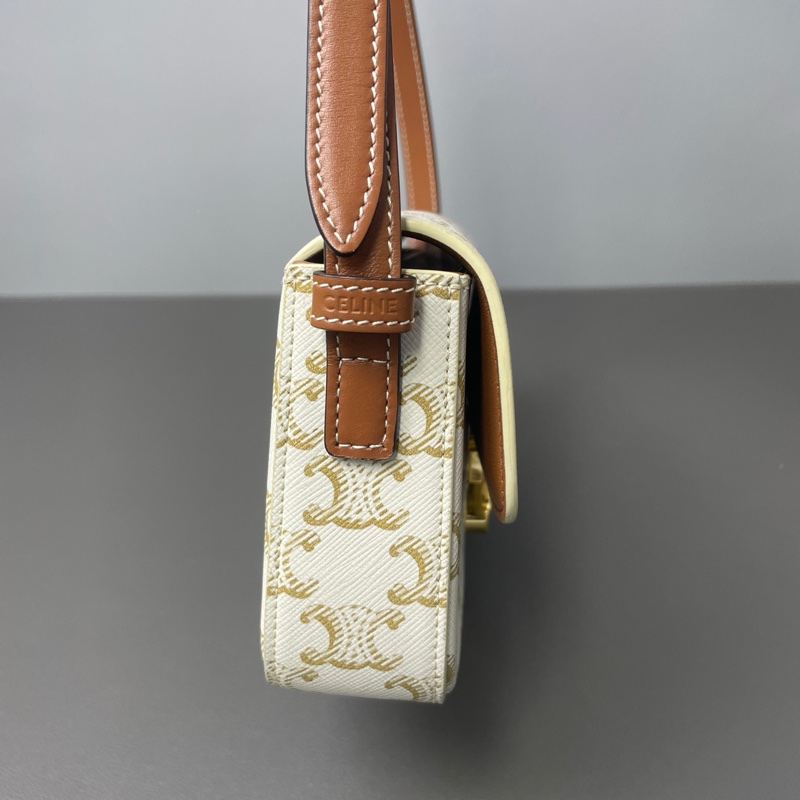 CELINE/賽琳 21年 Claude 凱旋門標誌經典滿印老花金屬質感鎖扣 牛皮革 腋下包單肩包 女款 白色/卡其色 尺寸：20*10*4-2
