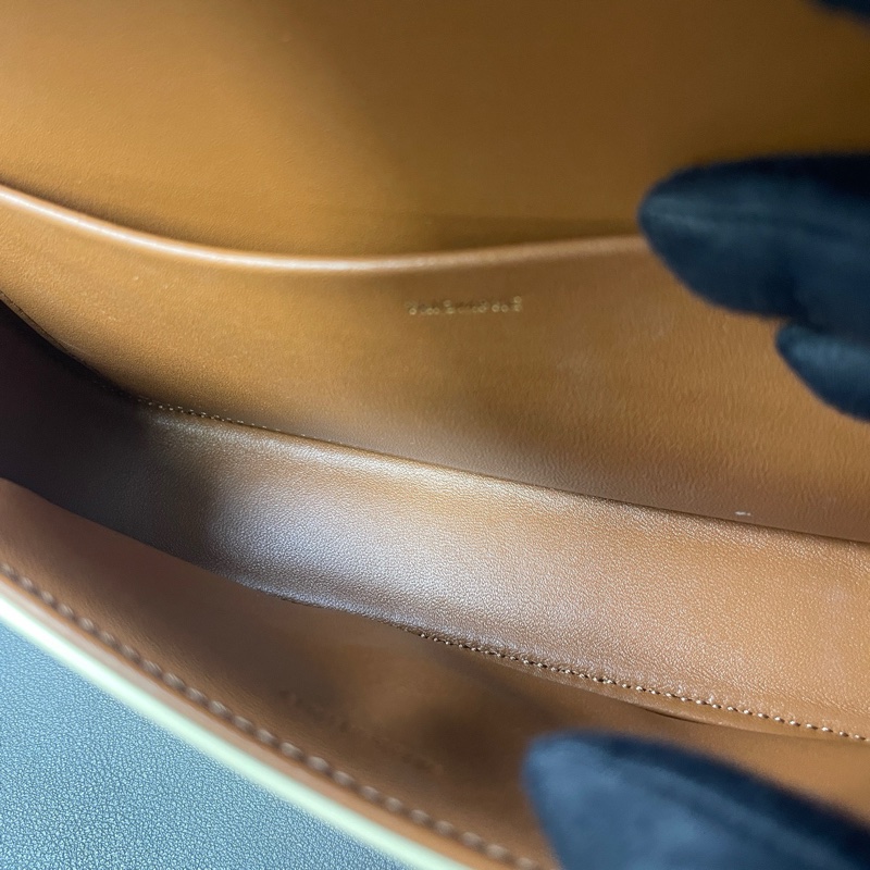 CELINE/賽琳 21年 Claude 凱旋門標誌經典滿印老花金屬質感鎖扣 牛皮革 腋下包單肩包 女款 白色/卡其色 尺寸：20*10*4-8