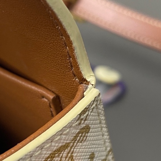 CELINE/賽琳 21年 Claude 凱旋門標誌經典滿印老花金屬質感鎖扣 牛皮革 腋下包單肩包 女款 白色/卡其色 尺寸：20*10*4-10