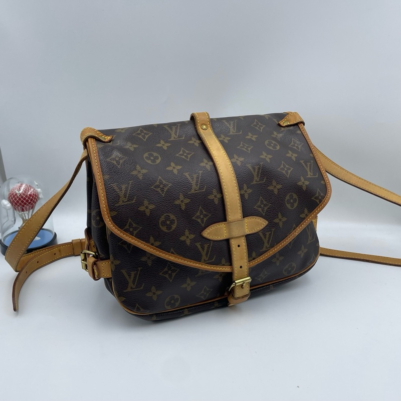 lv/路易威登 Saumur BB雙子星老花記者包 馬鞍形 翻蓋設計 正反兩面背 內部為雙層獨立空間-0