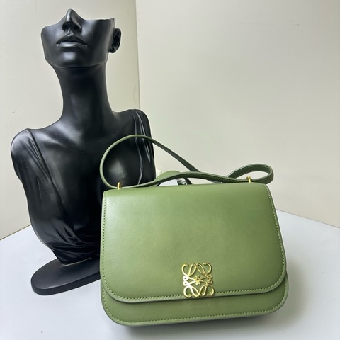 羅意威/Loewe綠色狗牙斜挎包 尺寸20*13  無配件