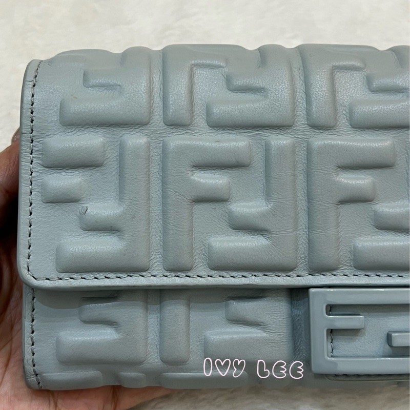 Fendi 8M0365 Baguette FF 立體浮雕小羊皮 WOC 長款皮夾配飾鏈 灰藍 正品 二手精品-33