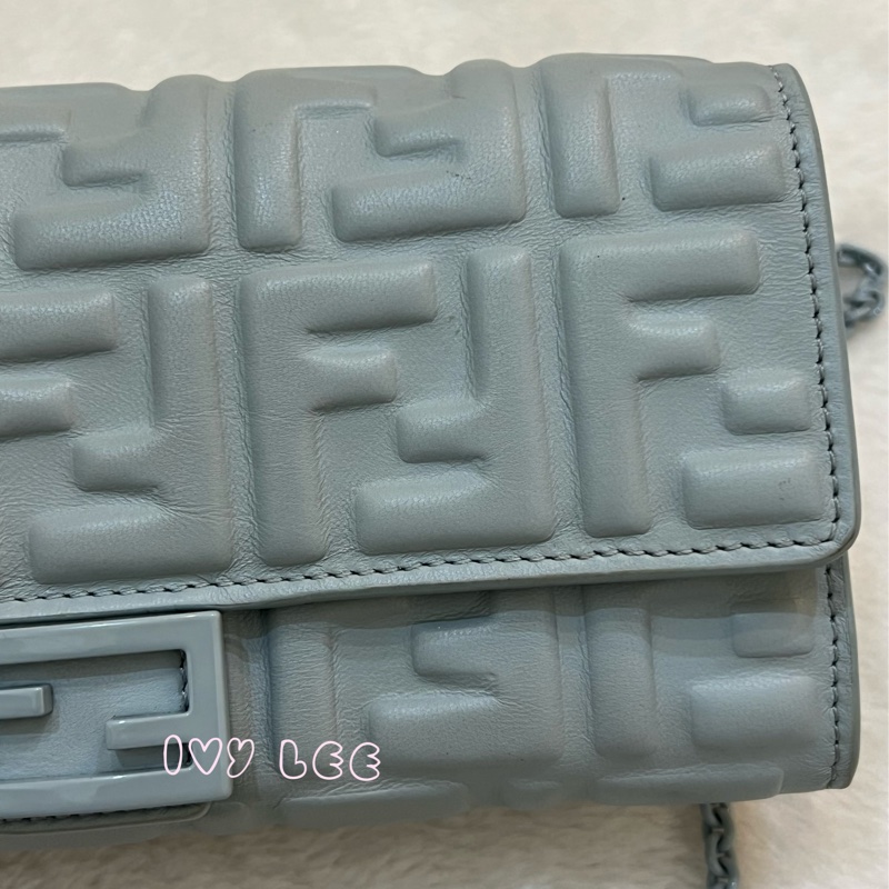 Fendi 8M0365 Baguette FF 立體浮雕小羊皮 WOC 長款皮夾配飾鏈 灰藍 正品 二手精品-34
