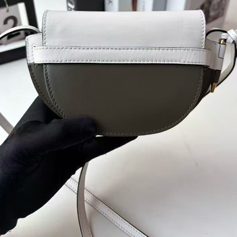 Loewe 羅意威mini gate 白拼橄欖綠尺寸15x13無配件-1