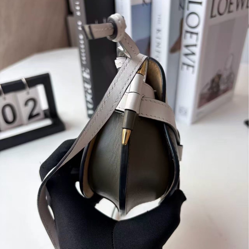 Loewe 羅意威mini gate 白拼橄欖綠尺寸15x13無配件-3