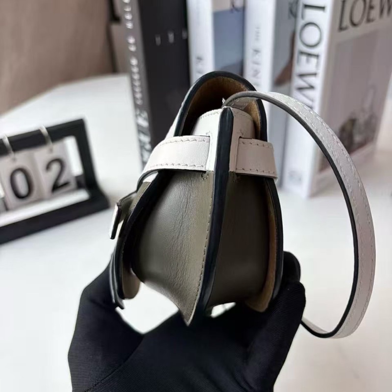 Loewe 羅意威mini gate 白拼橄欖綠尺寸15x13無配件-4