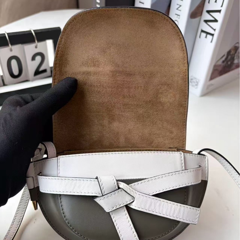 Loewe 羅意威mini gate 白拼橄欖綠尺寸15x13無配件-6