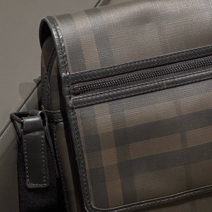 Burberry巴寶莉 男士 經典格紋單肩斜挎包 配塵袋-4
