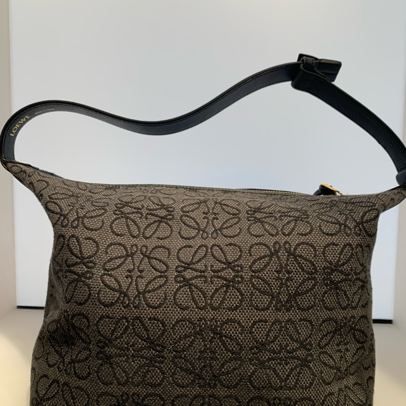 Loewe飯盒單肩包尺寸35.5×21×16.5cm-1