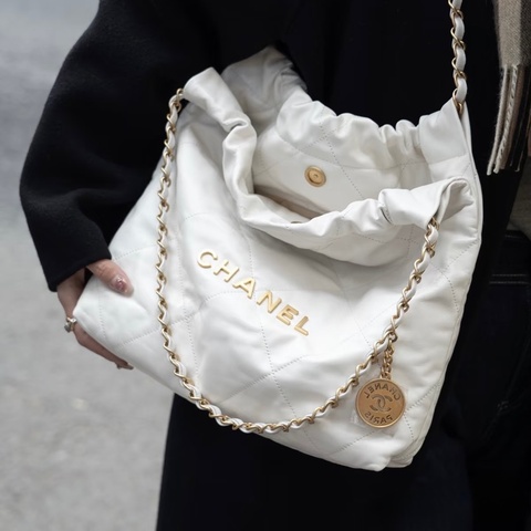 Chanel白色油蠟小牛皮中號22Bag