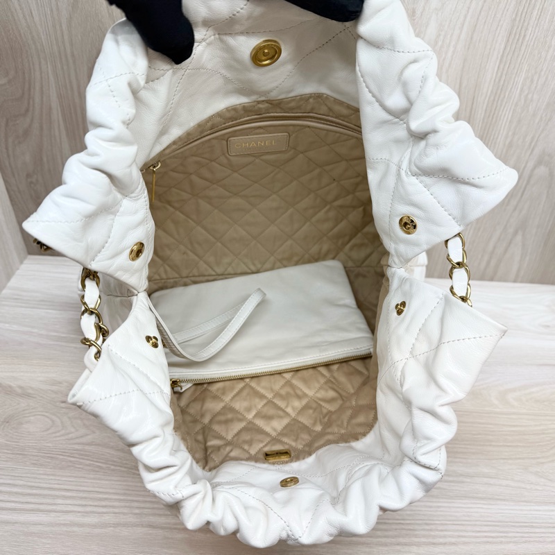 Chanel白色油蠟小牛皮中號22Bag-8