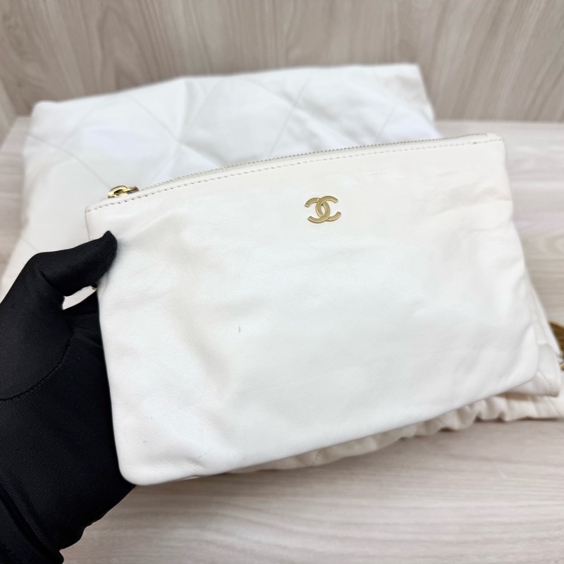 Chanel白色油蠟小牛皮中號22Bag-15