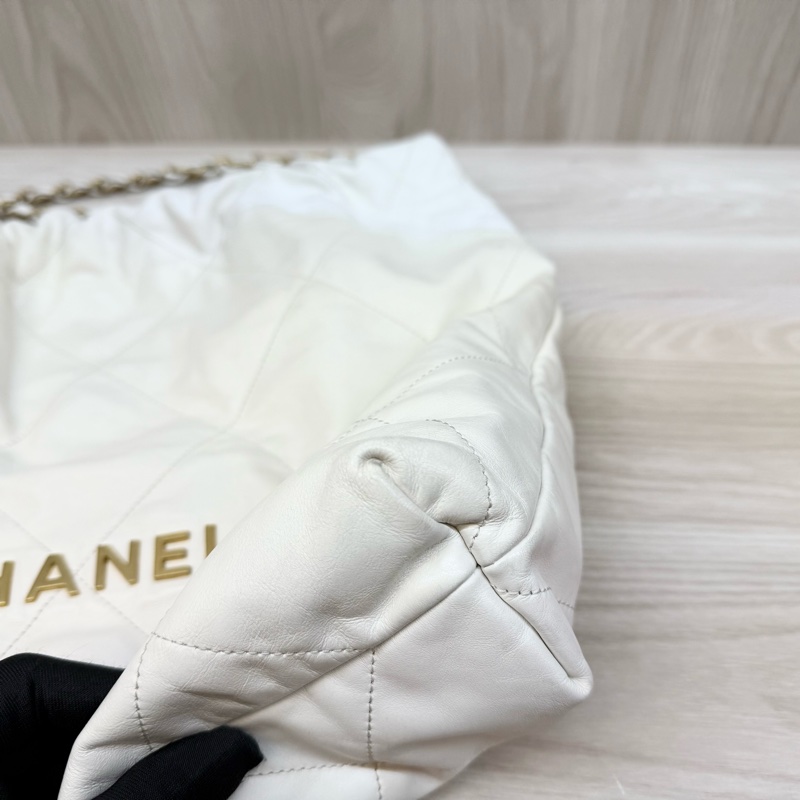 Chanel白色油蠟小牛皮中號22Bag-17