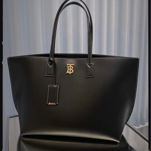 BURBERRY低調簡約✨黑金牛皮托特包80527261