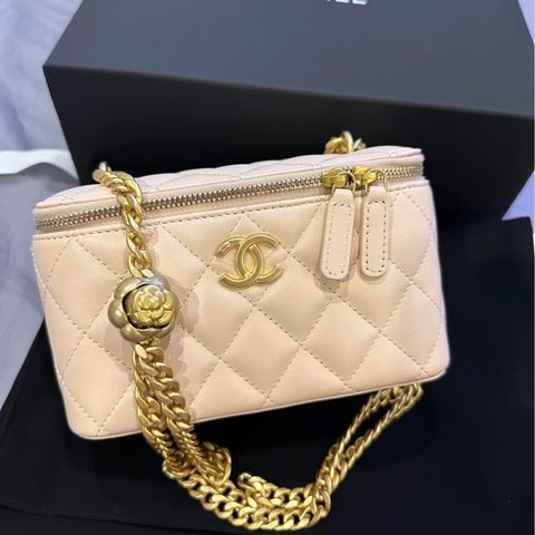 Chanel🤍粉羊皮山茶花釦長盒子/AP3301