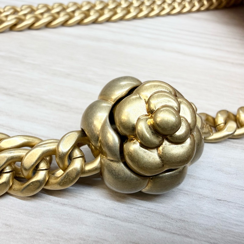 Chanel🤍粉羊皮山茶花釦長盒子/AP3301-9