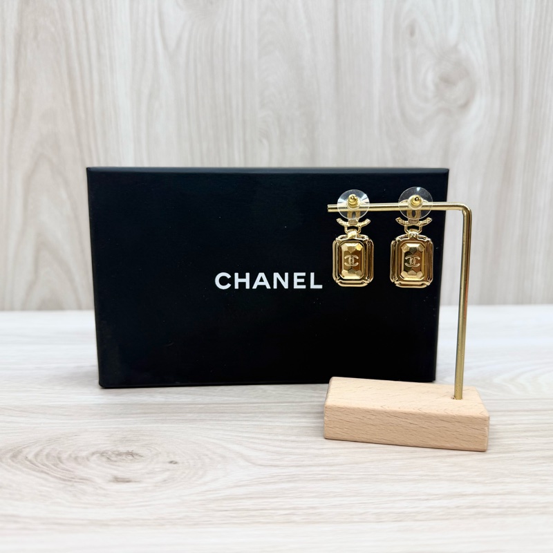 chanel 淡金雙C logo方寶石針式耳環-2