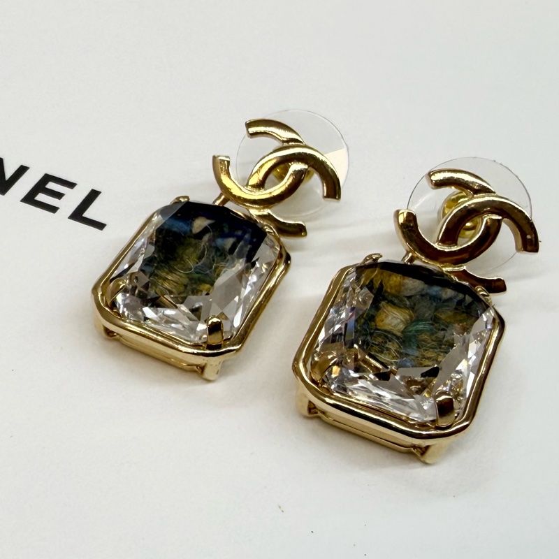 chanel 淡金雙C logo方寶石針式耳環-3