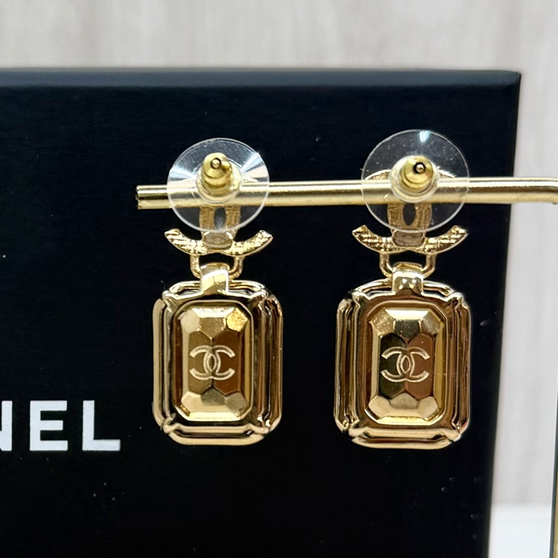 chanel 淡金雙C logo方寶石針式耳環-8