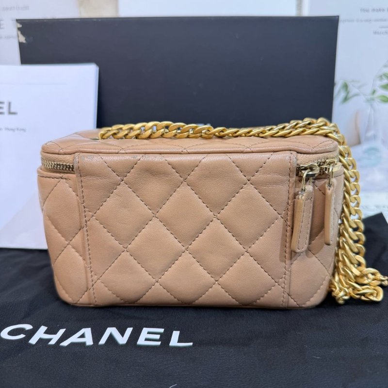 Chanel 化妝包 奶茶色 菱格紋 羊皮 金扣 琺瑯鏈條-1