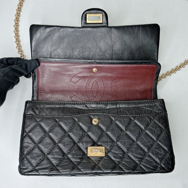 CHANEL 2.55黑金翻蓋鏈帶包-8