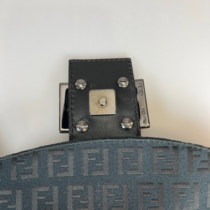 FENDI  VINTAGE款帆布老花法棍包-10
