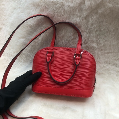 LV 紅色EPI Alma bb IA654