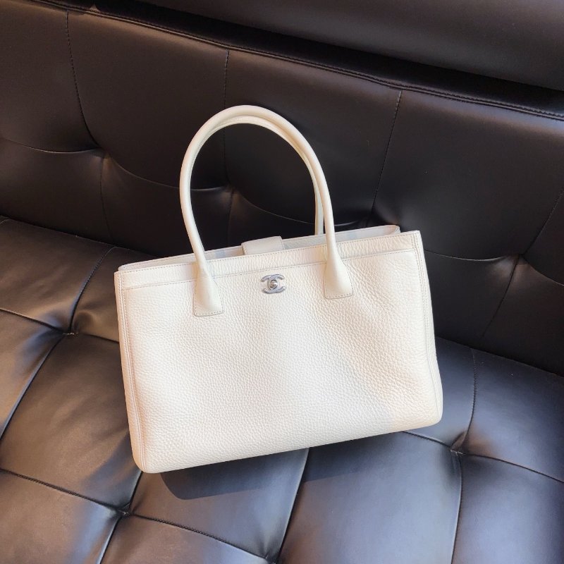 香奈兒/Chanel Cerf Tote 粗顆粒牛皮白色銀扣 花園手提 托特包-6