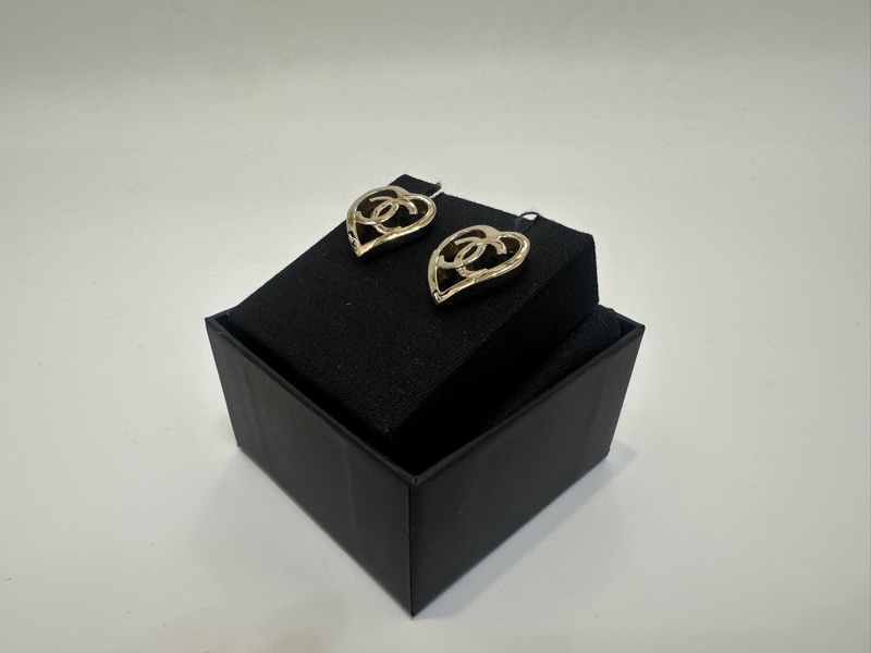 Chanel 淡金色簍空愛心耳針式耳環-1