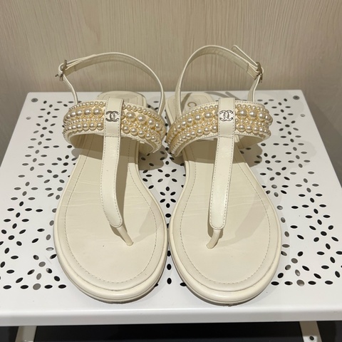 Chanel 滿排珍珠夾腳涼鞋