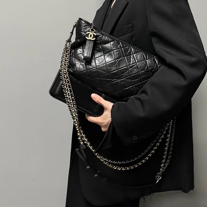 CHANEL - 黑色金釦菱格揉製牛皮流浪包╻大號-1